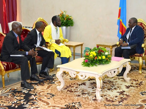 Le President Joseph Kabila lors de ses consultations avec les partis politiques en avril 2015. Ici avec Ne Muanda Nsemi de Congo Pax. (Photo: Radio Okapi)