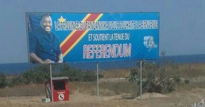 Une banderole au borde de la route en juin 2016: « La Province du Tanganyika Vous Souhaite la Bienvenue et Soutient la Tenue du Referendum».
