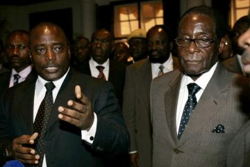 Zimbabwe President Robert Mugabe (R) and his Democratic Republic of Congo counterpart Joseph Kabila speak to the media after their meeting at the State House in Harare, November 2, 2009. REUTERS/Philimon Bulawayo