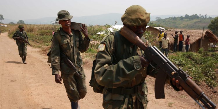 Aveba,_district_de_l’Ituri,_Province_Orientale,_DR_Congo_-_Des_militaires_FARDC_en_patrouille._(16643921095)