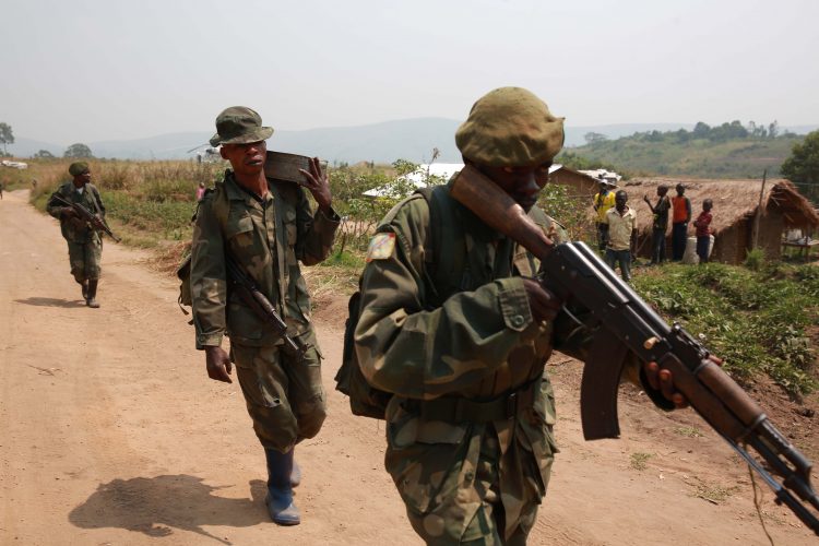Aveba,_district_de_l’Ituri,_Province_Orientale,_DR_Congo_-_Des_militaires_FARDC_en_patrouille._(16643921095)