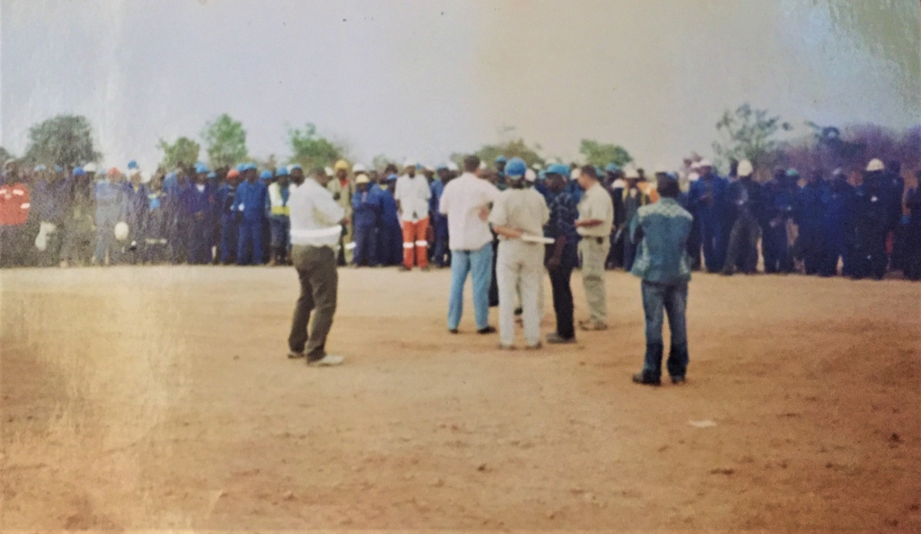 Managers address a crowd of workers on 16 September 2009 at the KMT mine in Kolwezi, DR Congo, to inform them of the forced closure due to corruption. © RAID, April 2019.